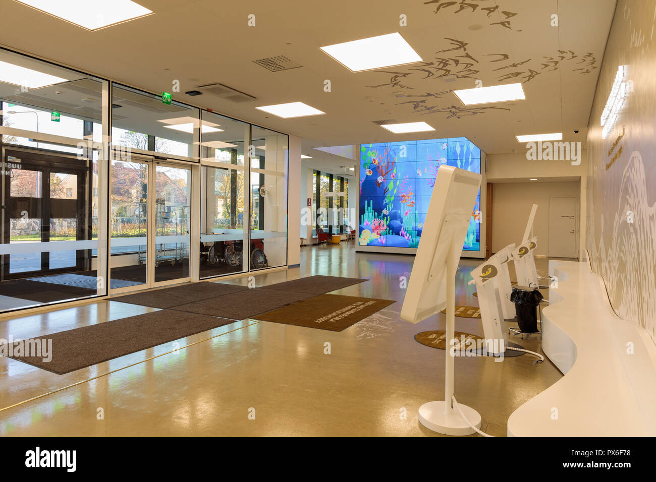 Helsinki Nuovo Ospedale per bambini aperti per i pazienti il 17 settembre 2018. L'edificio ha facciata colorata e lobby con schermi interattivi. Foto Stock
