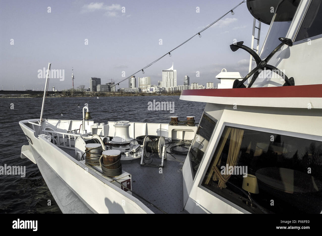 Vienna, nave Prinz Eugen a Handelskai, Danubio, Danube City, Austria, 2. distretto, Handelskai Foto Stock