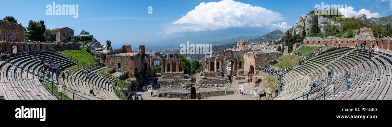 Panorama di Anfiteatro greco, Taormina, Sicilia Foto Stock