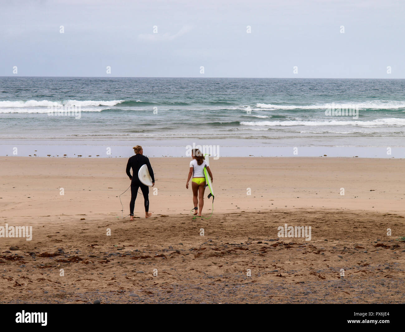 Lanzarote, Spagna - 13 Giugno 2017: Famara, lezioni di surf sulla spiaggia Foto Stock