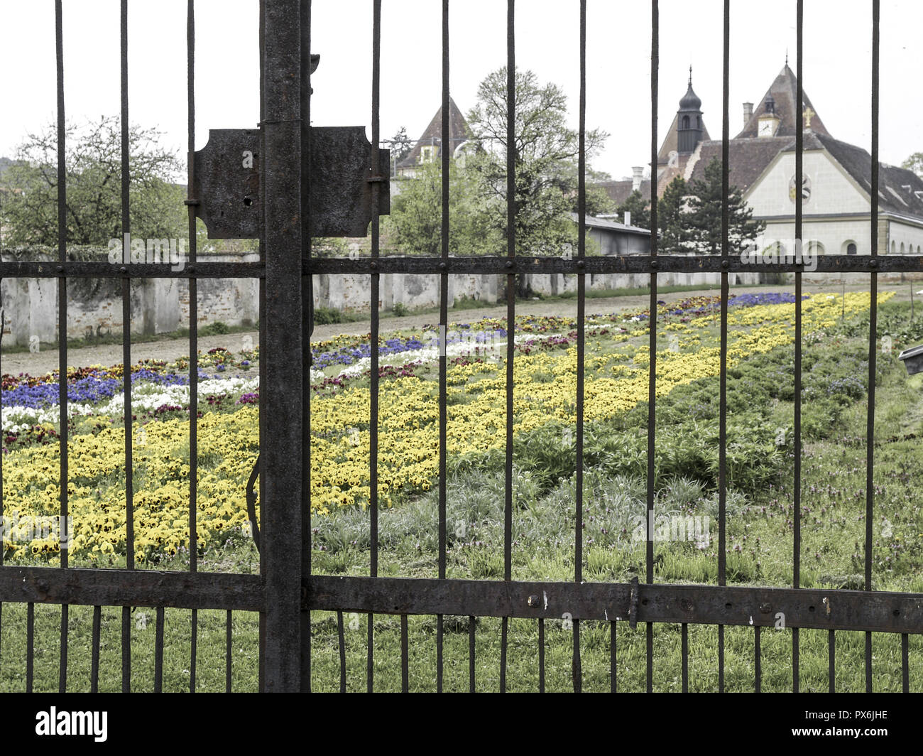 Giardino di un palazzo dietro whrought-porta in ferro, Bassa Austria, Mostviertel Foto Stock