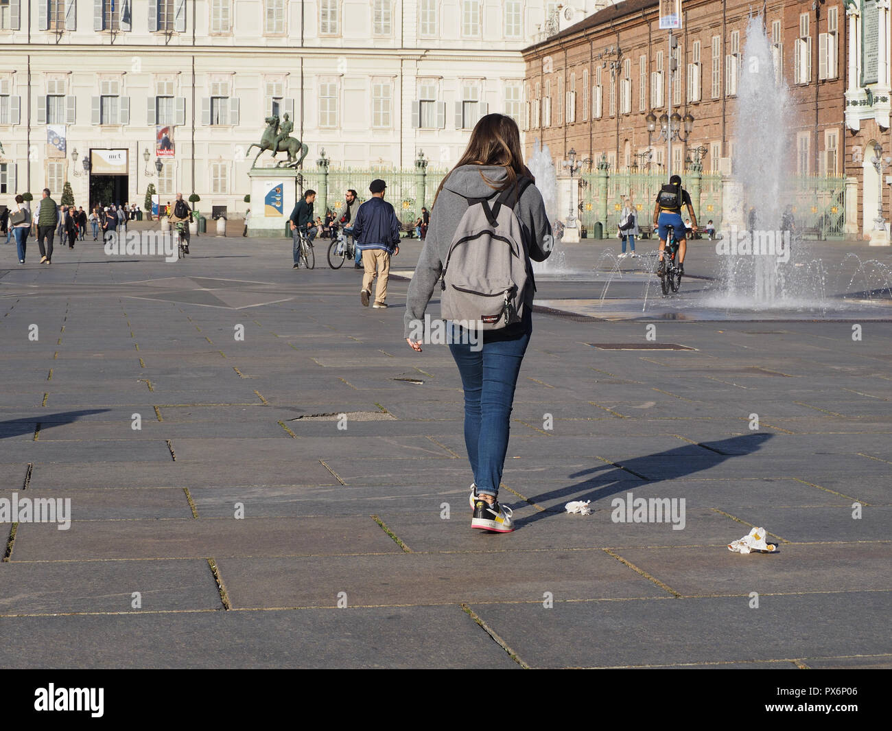 Torino, Italia - circa ottobre 2018: Persone in Piazza Castello Foto Stock
