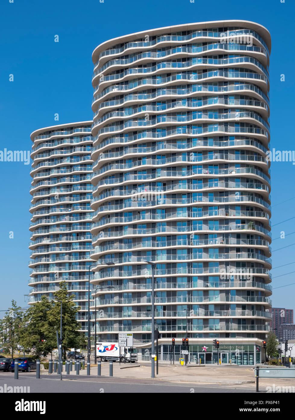 Alto edificio di condomini presso il Royal Victoria Dock, Londra, Inghilterra, Regno Unito, architettura moderna Foto Stock