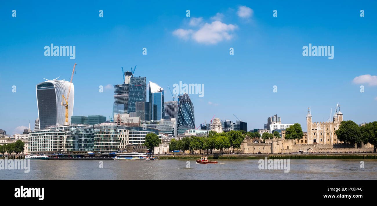 City of London Skyline con la Torre di Londra e al Fiume Tamigi, London, England, Regno Unito Foto Stock