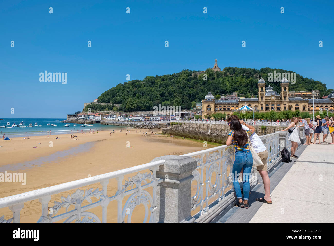 San Sebastián, Spagna - turisti sulla spiaggia e sul lungomare di la Concha Bay, Donostia, nei Paesi Baschi, Europa Foto Stock