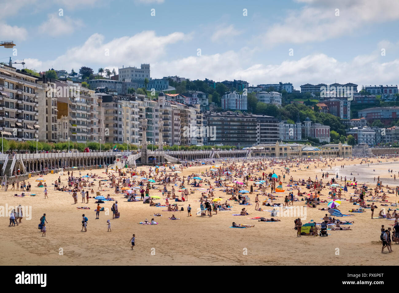 La gente sulla spiaggia Concha presso la Concha Bay, San Sebastian, Donostia, Paesi Baschi, Spagna, Europa in estate Foto Stock