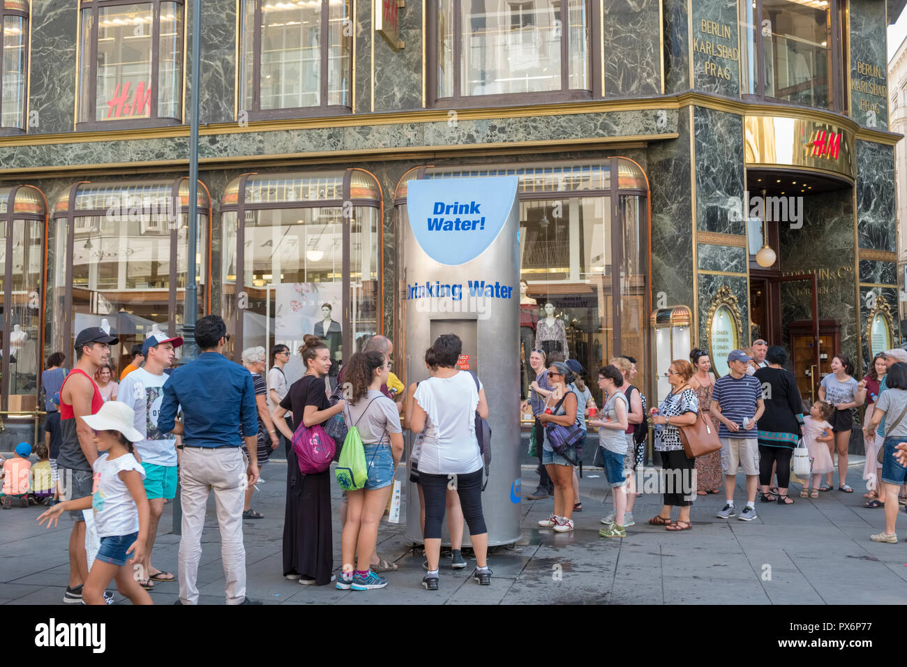 Una delle fontane nel centro di Vienna, Austria, Europa della erogazione della famosa acqua Viennese Foto Stock