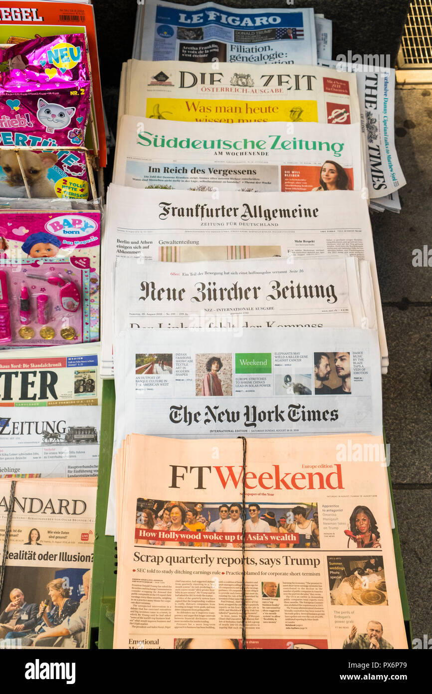 Quotidiani internazionali per la vendita a Vienna, Austria, Europa Foto Stock