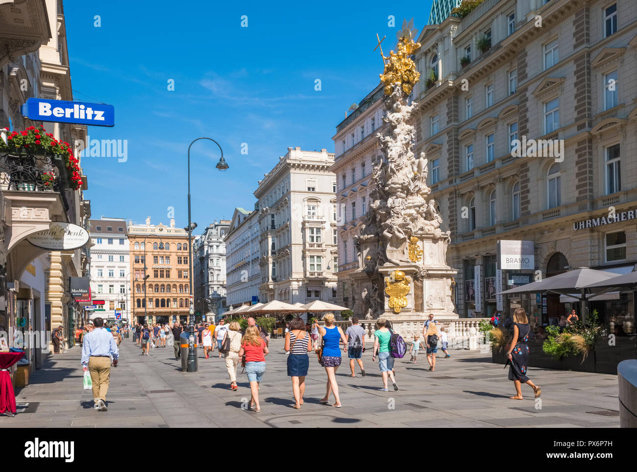 Scena di strada e la Pestsaule in Graben, strada dello shopping nel centro di Vienna, Austria, Europa Foto Stock