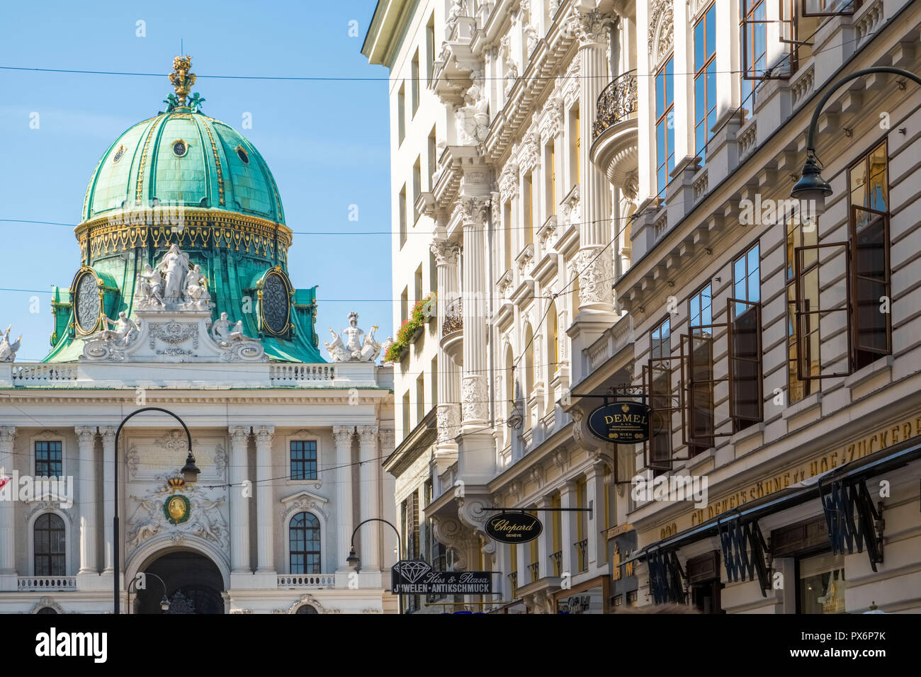 Kohlmarkt e il Palazzo Imperiale di Hofburg di Vienna, Austria, Europa Foto Stock