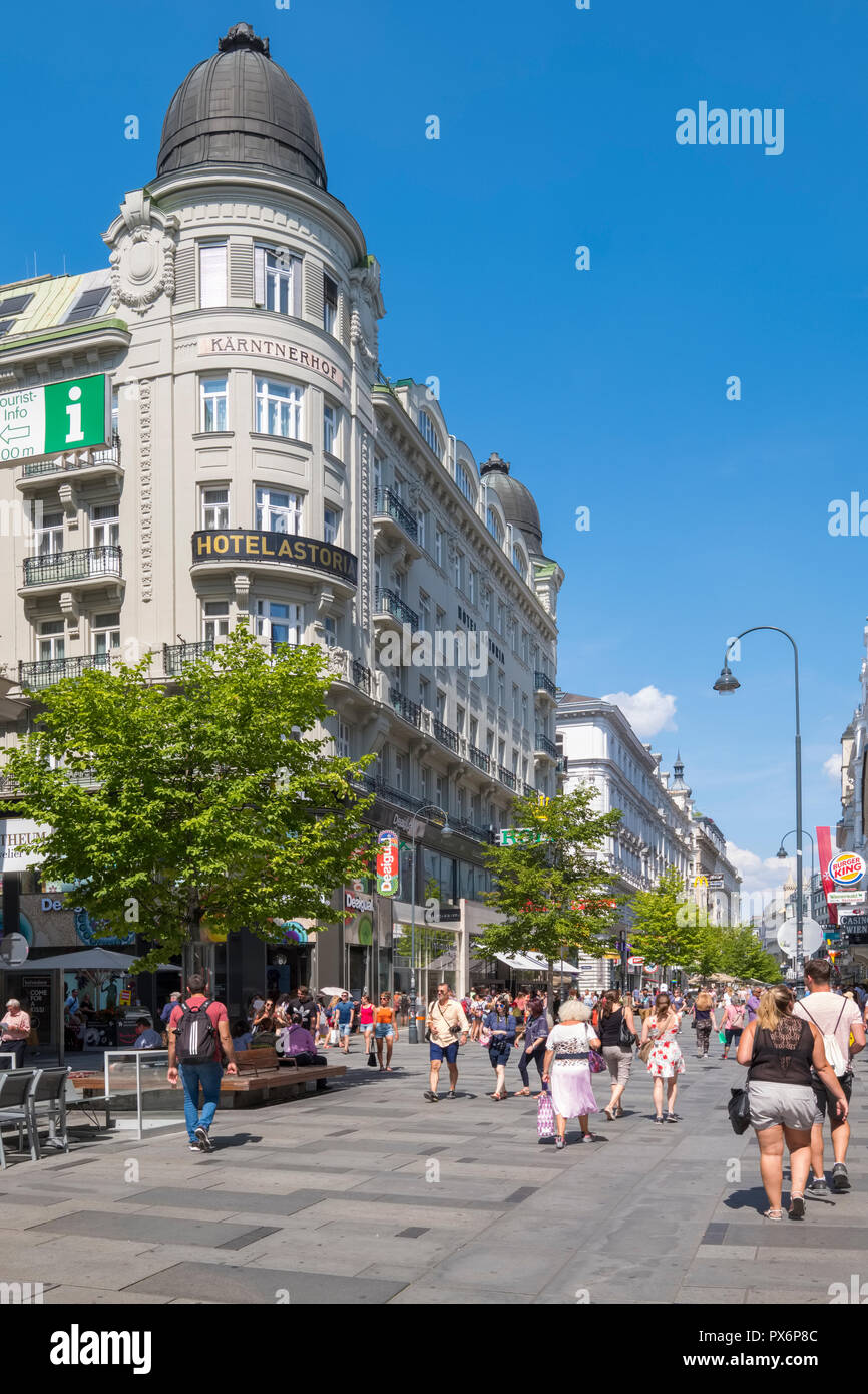 Scena di strada in Kartner Strasse, una strada dello shopping nel centro di Vienna, Austria, Europa Foto Stock