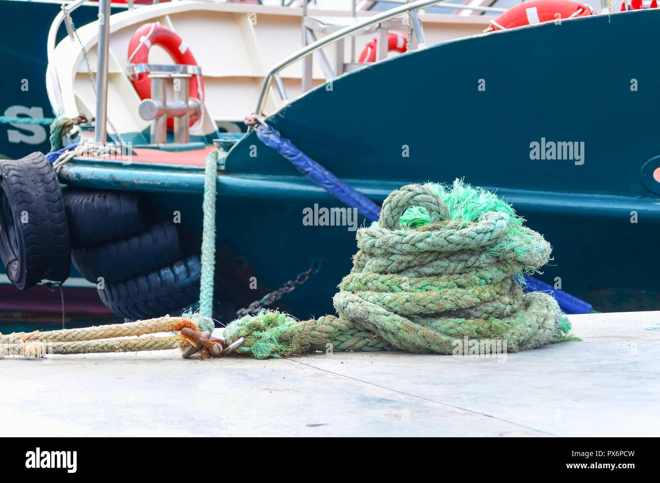Verde laminato corda nautica contro di yacht ormeggiati. Foto Stock