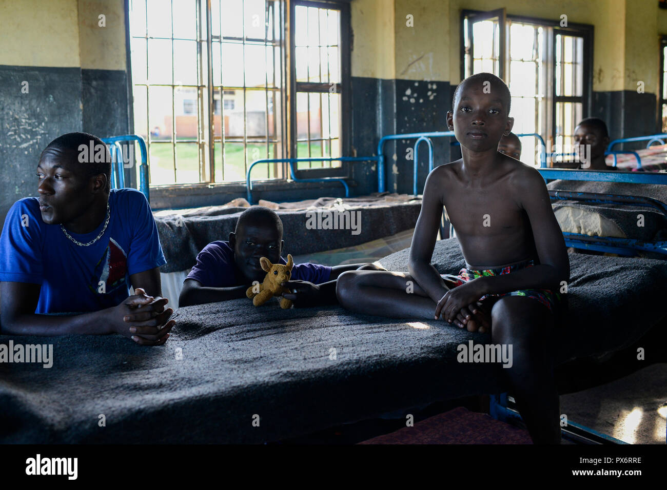 UGANDA, Kampala, Kampiringisa, nazionale centro di riabilitazione, un teenager-struttura di detenzione per i bambini e i giovani, dormire camere / Jugendhaftanstalt und Rehabilitationszentrum Kampiringisa, Schlafsaal Foto Stock