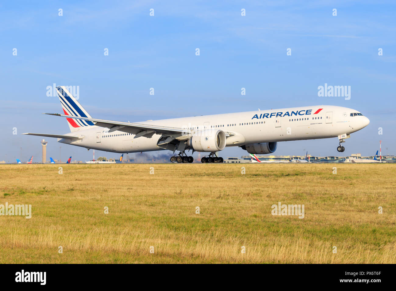 Parigi/Francia Ottobre 9, 2018: Boeing 777 di Air France in atterraggio a aeroporto di Parigi. Foto Stock