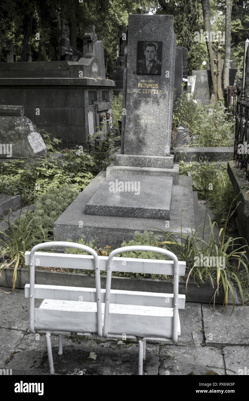 Lviv, Lychakivske cimitero, banca doppia di fronte a gravi per i parenti, Ucraina Ucraina Occidentale Foto Stock