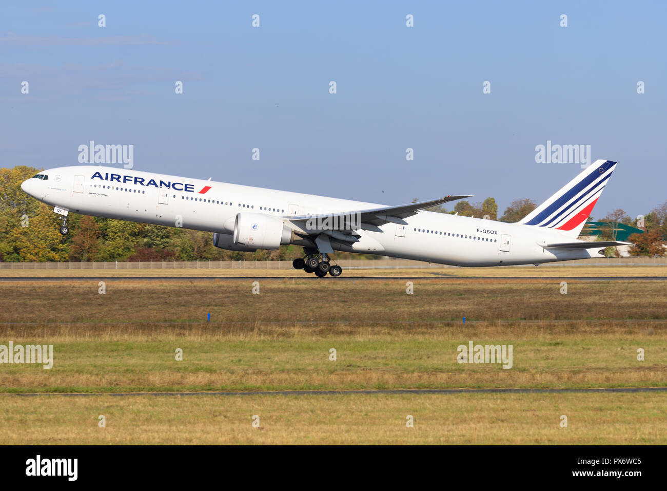 Parigi/Francia Ottobre 9, 2018: Boeing 777 di Air France in atterraggio a aeroporto di Parigi. Foto Stock