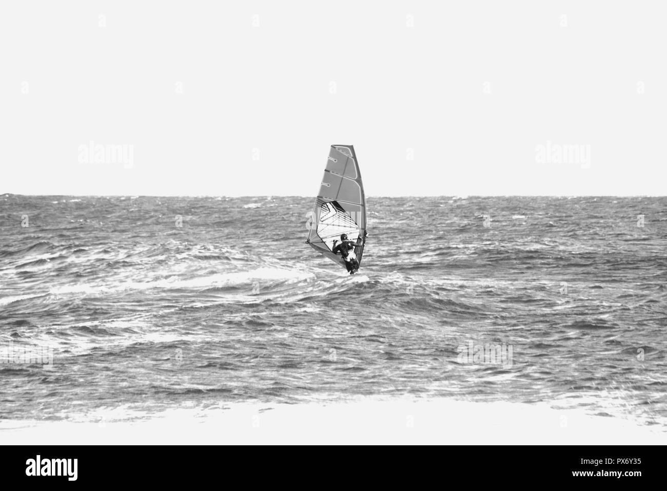 Lanzarote, Spagna - 1 Giugno 2017: wind surf su la costa nella zona di Jameos Foto Stock