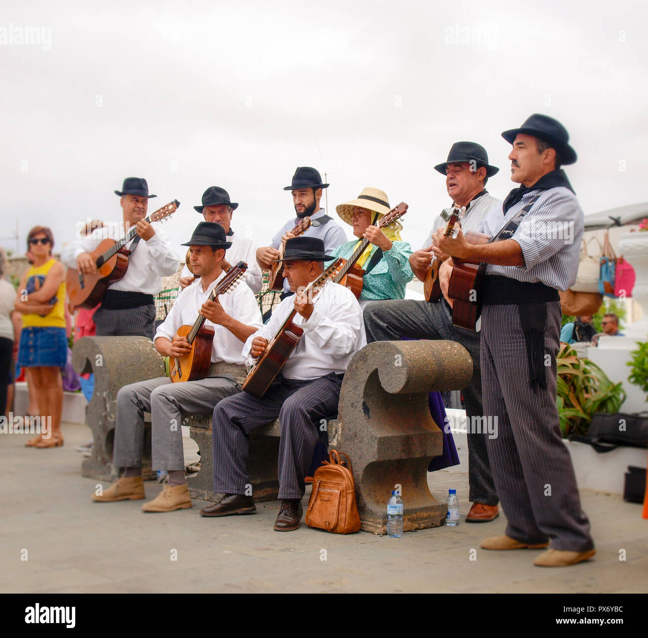 Lanzarote, Spagna - 4 Giugno 2017: tipica canaria giocatori con musica e ballo Foto Stock