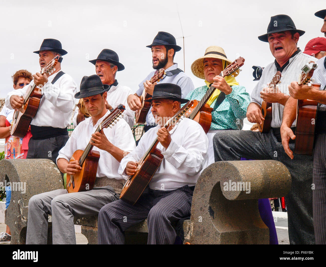 Lanzarote, Spagna - 4 Giugno 2017: tipica canaria giocatori con musica e ballo Foto Stock