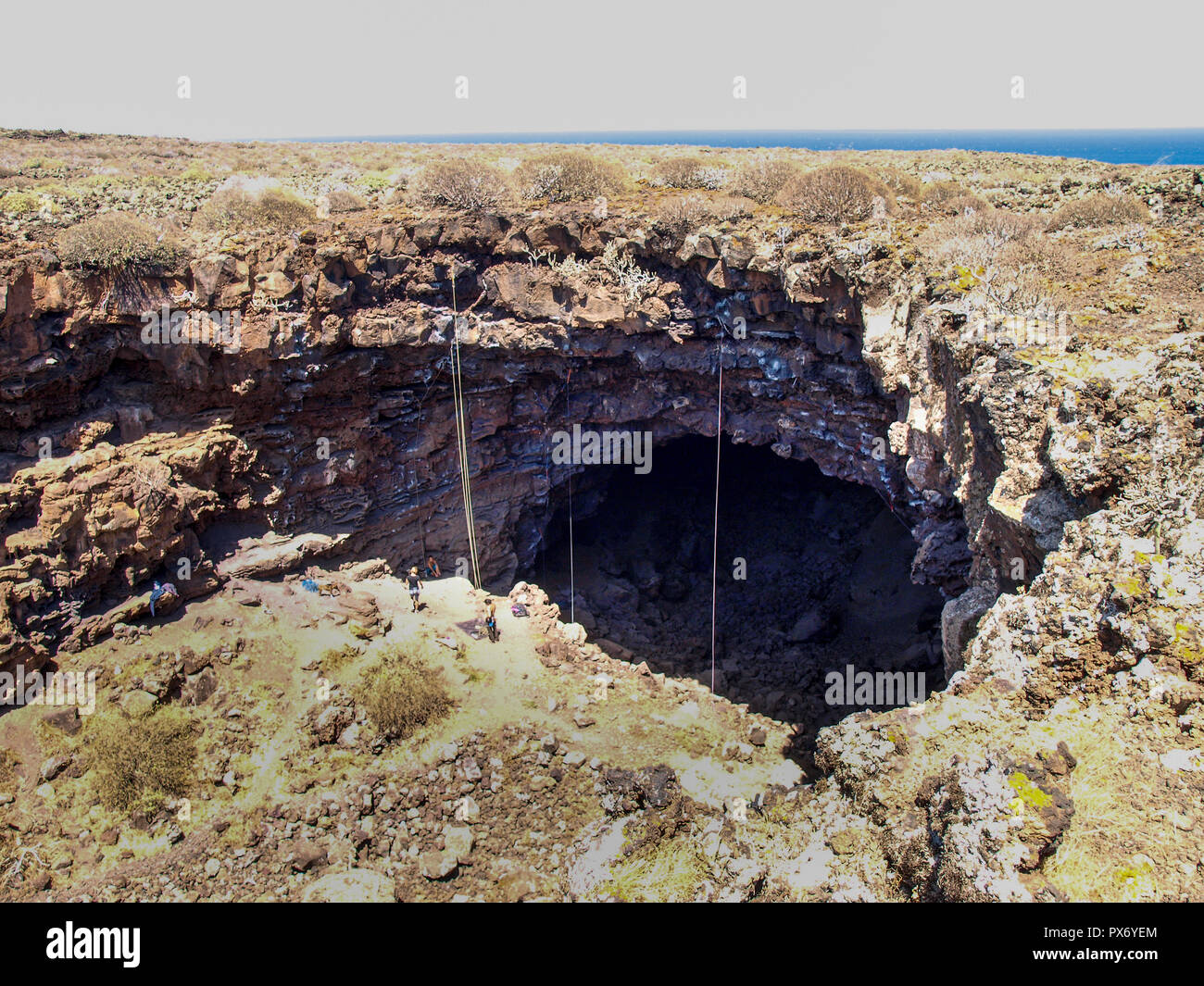Lanzarote, Spagna - 4 Giugno 2017: tubo di lava con cime di arrampicata Foto Stock