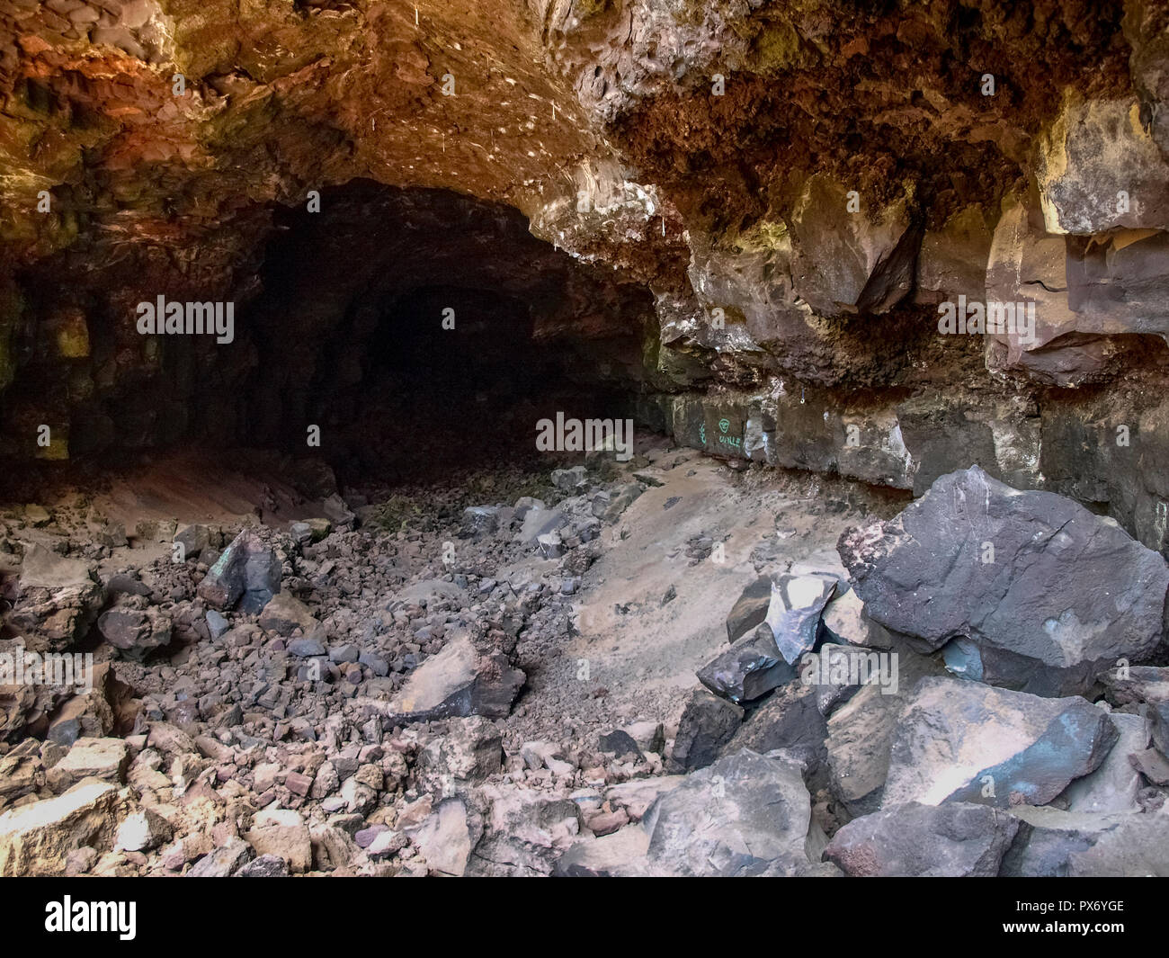 Lanzarote, Spagna - 4 Giugno 2017: tubo di lava con cime di arrampicata Foto Stock
