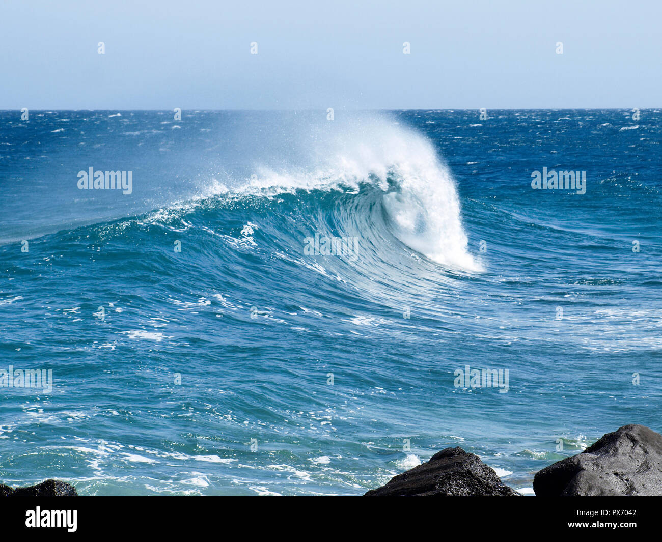 Lanzarote, Spagna - 6 Giugno 2017: oceano onde sulla costa est in Costa Teguise area Foto Stock