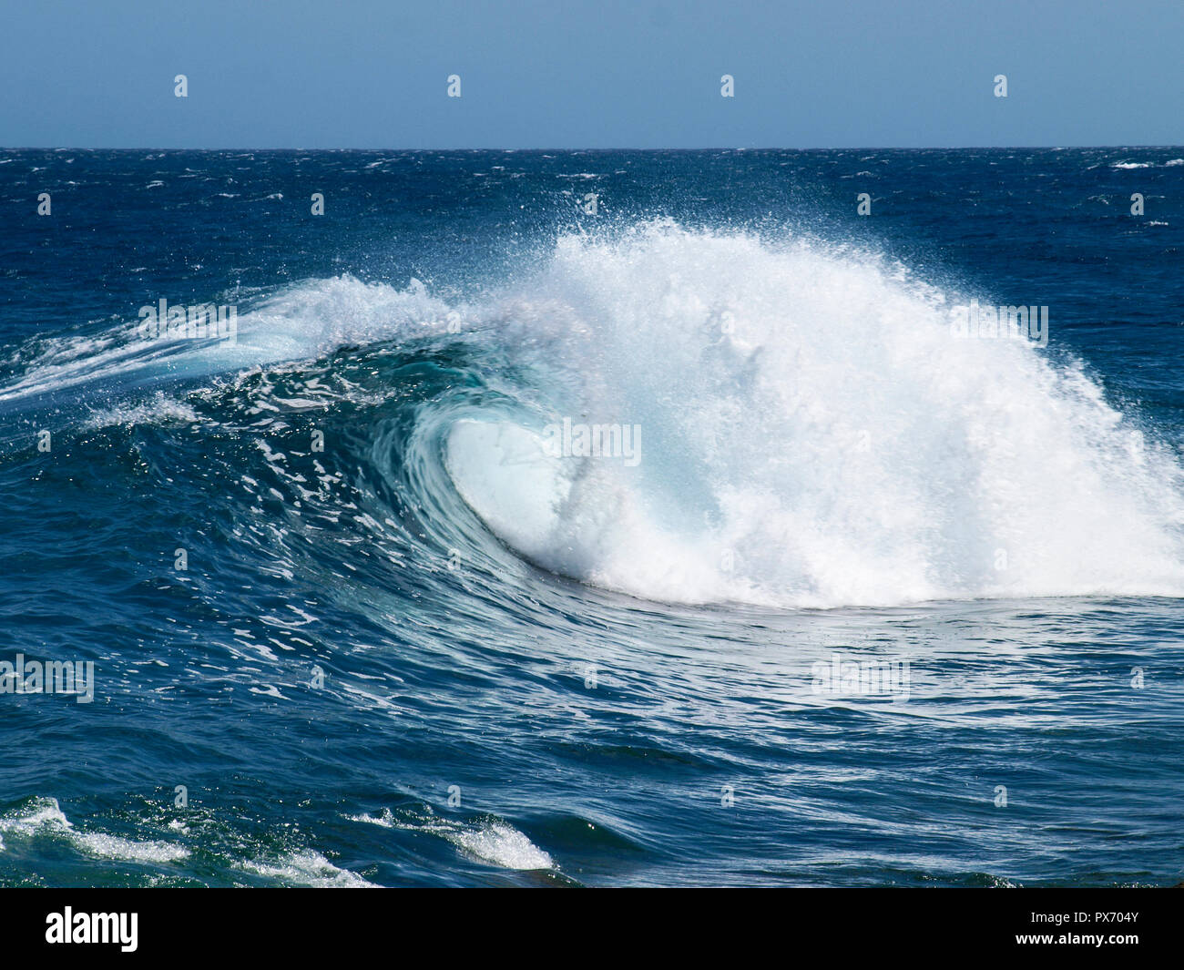 Lanzarote, Spagna - 6 Giugno 2017: oceano onde sulla costa est in Costa Teguise area Foto Stock