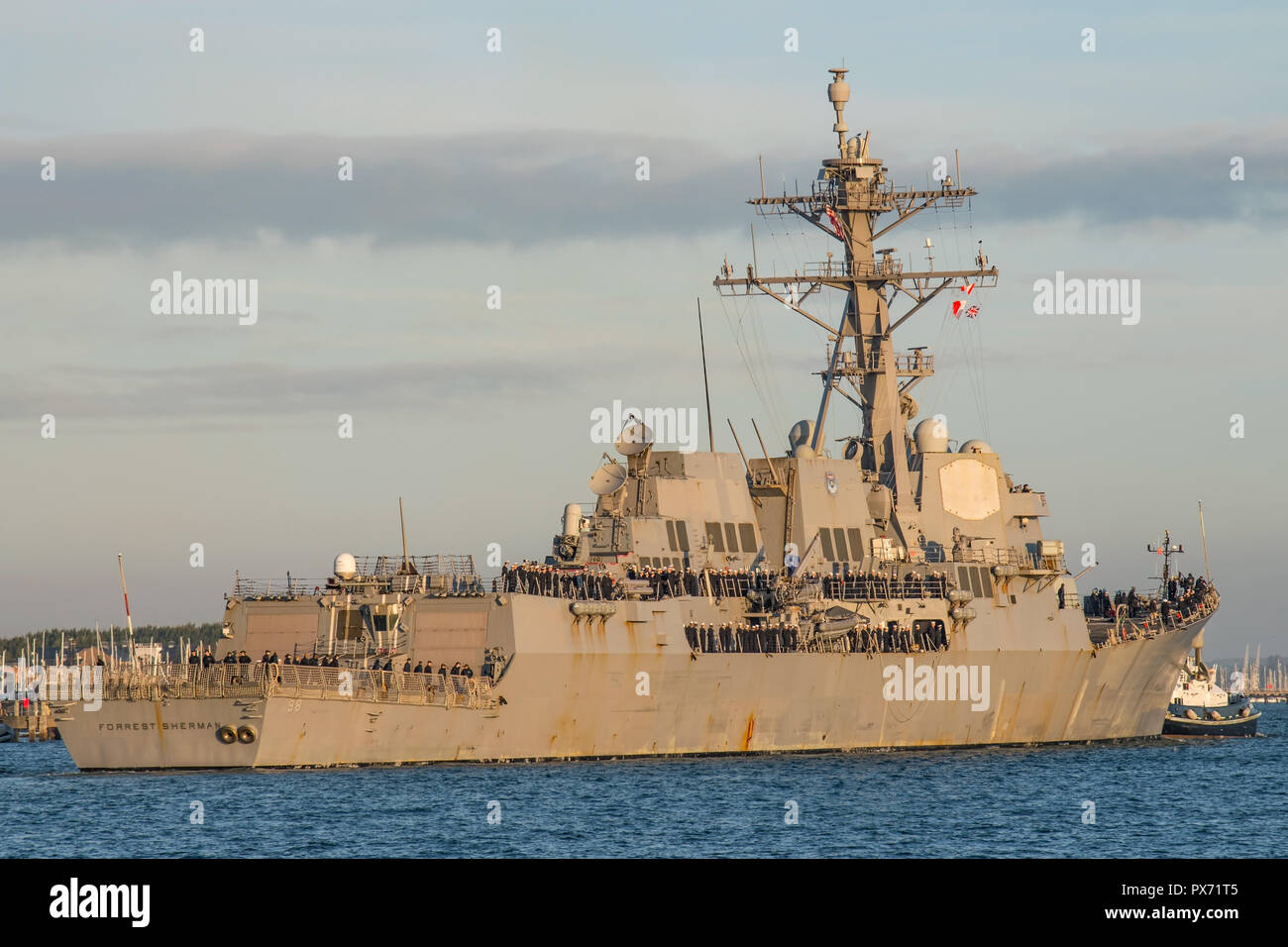 La Marina degli Stati Uniti 'Arleigh Burke' class destroyer USS Forrest Sherman (DDG 98) fa sì che una mattina presto arrivo a Portsmouth, Regno Unito del 18/10/18. Foto Stock