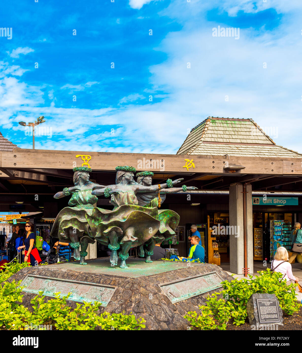 KONA, HAWAII - 18 febbraio 2018: Hula Kahiko donne statue ballerino accolgono i visitatori in aeroporto internazionale Foto Stock