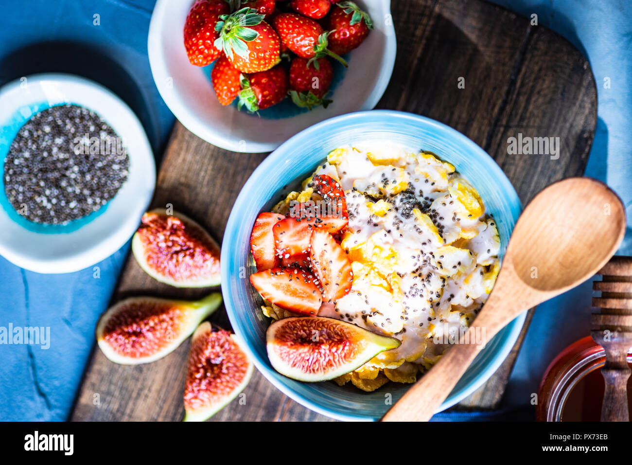 Tradizionale sana colazione con prodotti freschi organici e Fragole Fichi, chia semi, yogurt e miele Foto Stock
