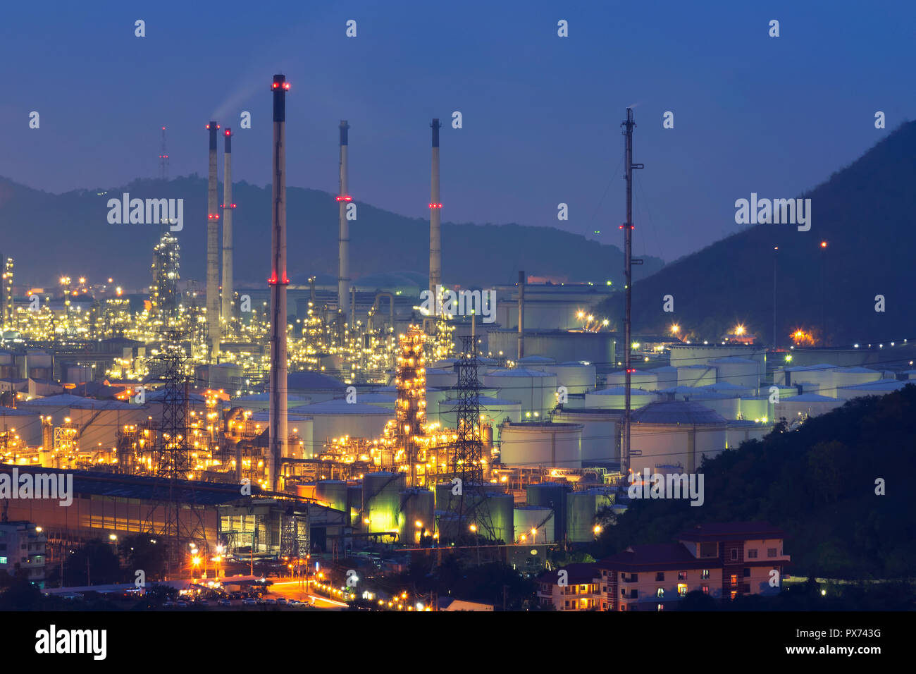Il gas naturale dei serbatoi di stoccaggio e serbatoio olio in impianto industriale al crepuscolo Foto Stock