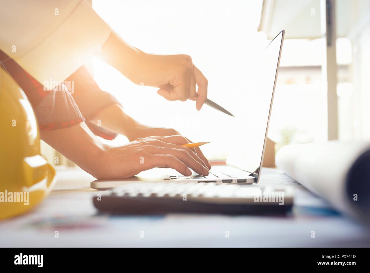 Riunione Di Affari.Immagine di giovani fascio di business a discutere il progetto presso il computer presso un ufficio moderno Foto Stock