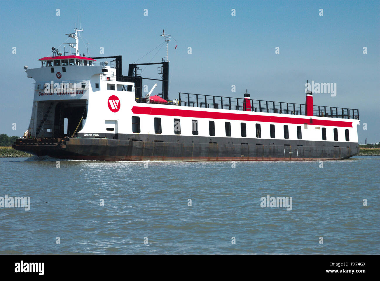Un traghetto per trasporti industriali nel Golfo della Georgia nella Columbia Britannica, Canada Foto Stock