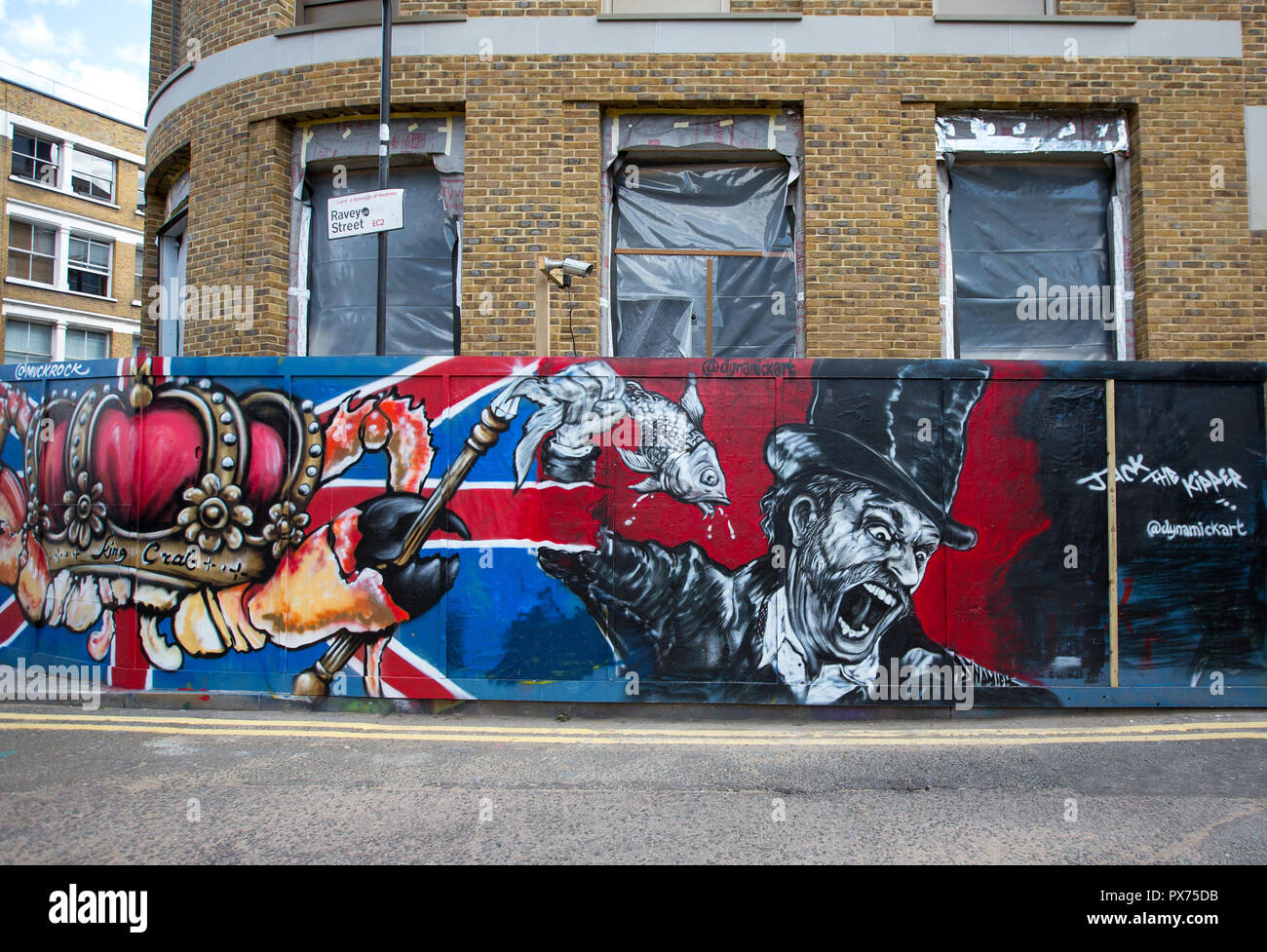 Il Jack Kipper artwork da Michael Batchelor (DynamicKart) & KingCrab artwork da Jules Muck (MuckRock) - Street Art London in ed intorno a Brick Lane / Foto Stock