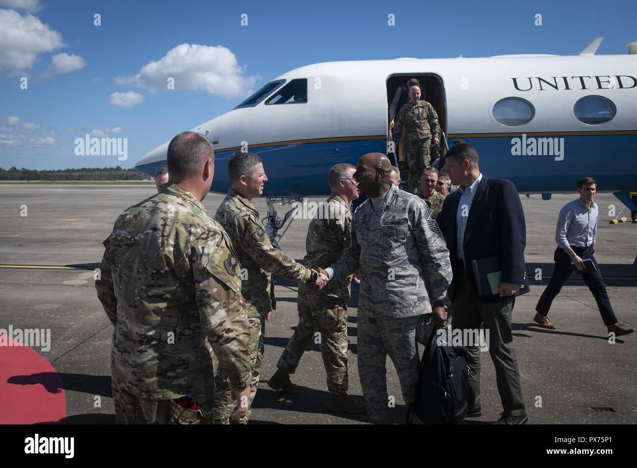 Air Force Special Operations Command e 1 Operazioni Speciali ala senior leaders salutare Air Force senior leader in campo Hurlburt, Florida, il 14 ottobre 2018, 14 ottobre 2018. Equipaggi iscritti con l'ottavo Special Operations Squadron trasportati Air Force senior leaders dal campo Hurlburt a Tyndall Air Force Base per valutare i danni da Hurricane Michael, uno degli intensi cicloni tropicali mai a colpire gli Stati Uniti (U.S. Air Force foto di Senior Airman Giuseppe Pick). () Foto Stock