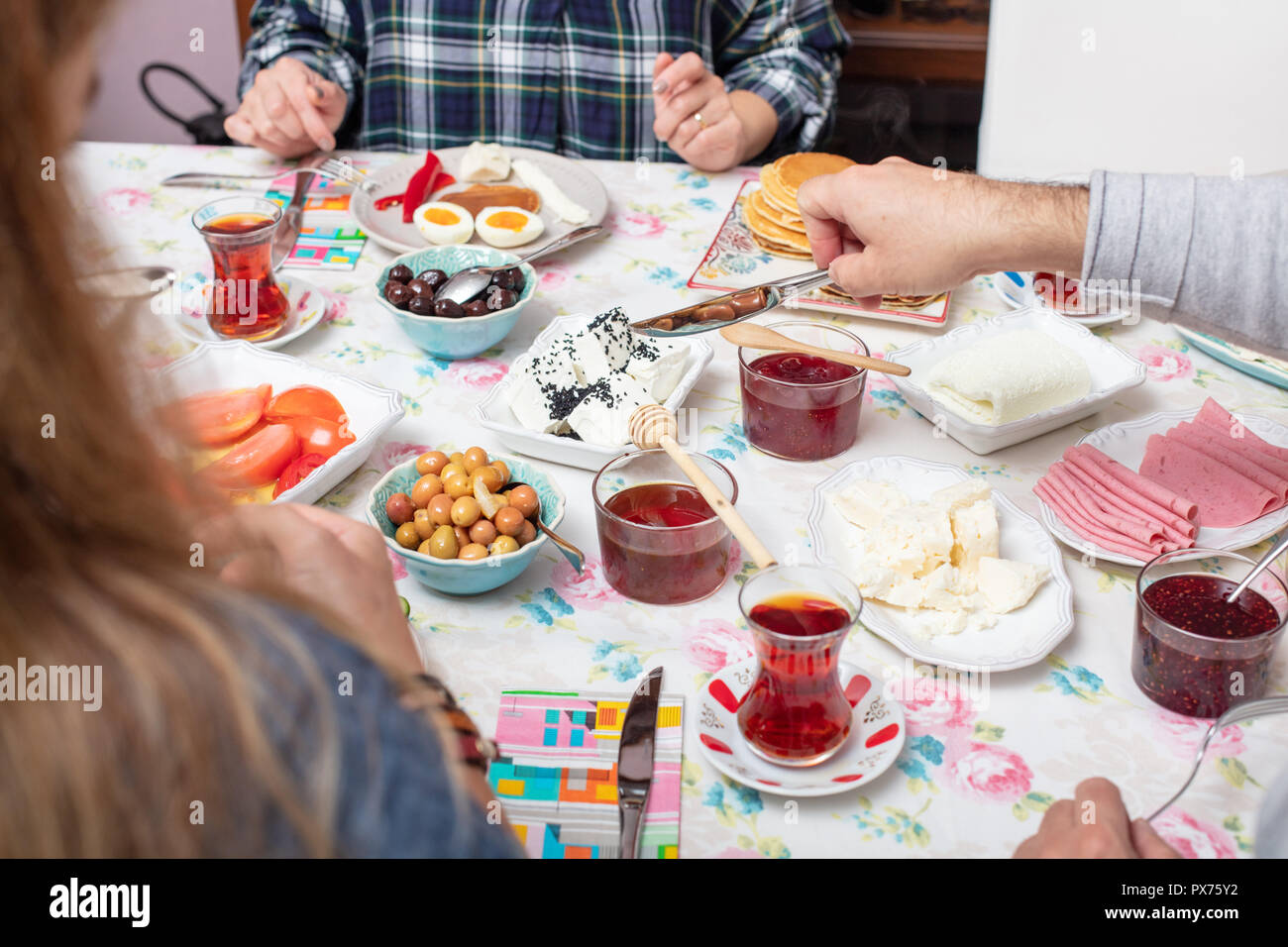 Bagno turco Colazione con simit, pancake, formaggio, cherry pomodoro, cetriolo e tè su un tavolo vicino la vista, il fuoco selettivo Foto Stock