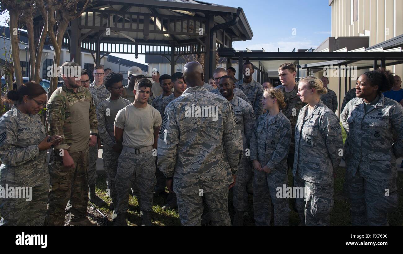 Capo Comandante Sergente della Air Force Kaleth 0, Ottobre 14, 2018. Wright parla con gli avieri a Tyndall Air Force Base in Florida, il 14 ottobre 2018. Air Force senior leaders girato Tyndall Air Force Base per valutare i danni da Hurricane Michael, uno dei più intensi cicloni tropicali mai a colpire gli Stati Uniti (U.S. Air Force foto di Senior Airman Giuseppe Pick). () Foto Stock