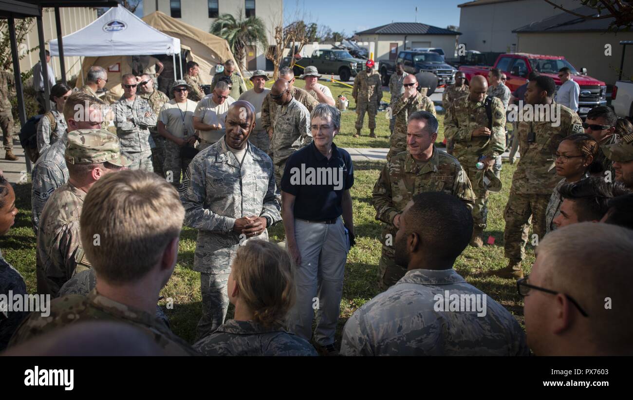 Air Force senior leaders parlano con gli avieri a Tyndall Air Force Base in Florida, il 14 ottobre 2018, 14 ottobre 2018. Air Force senior leaders girato Tyndall Air Force Base per valutare i danni da Hurricane Michael, uno dei più intensi cicloni tropicali mai a colpire gli Stati Uniti (U.S. Air Force foto di Senior Airman Giuseppe Pick). () Foto Stock