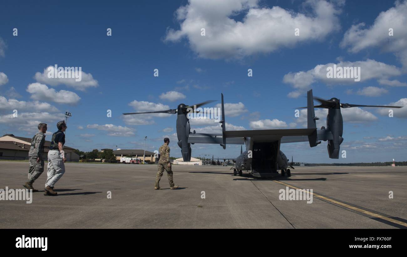 Segretario della Air Force Heather Wilson passi per un CV-22 Osprey tiltrotor aeromobile assegnati al 8 Special Operations Squadron a Hurlburt Field, Florida, il 14 ottobre 2018, 14 ottobre 2018. Equipaggi iscritti con il 8° trasportati SOS Air Force senior leaders dal campo Hurlburt a Tyndall Air Force Base per valutare i danni da Hurricane Michael, uno dei più intensi cicloni tropicali mai a colpire gli Stati Uniti (U.S. Air Force foto di Senior Airman Giuseppe Pick). () Foto Stock