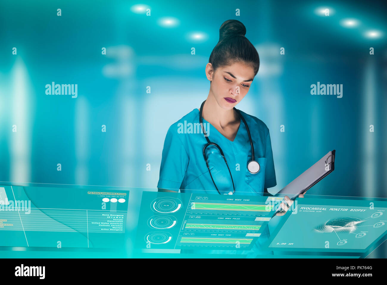 Giovane donna infermiere o medico è utilizzando tecnologie innovative al fine di gestire il suo lavoro in ospedale Foto Stock