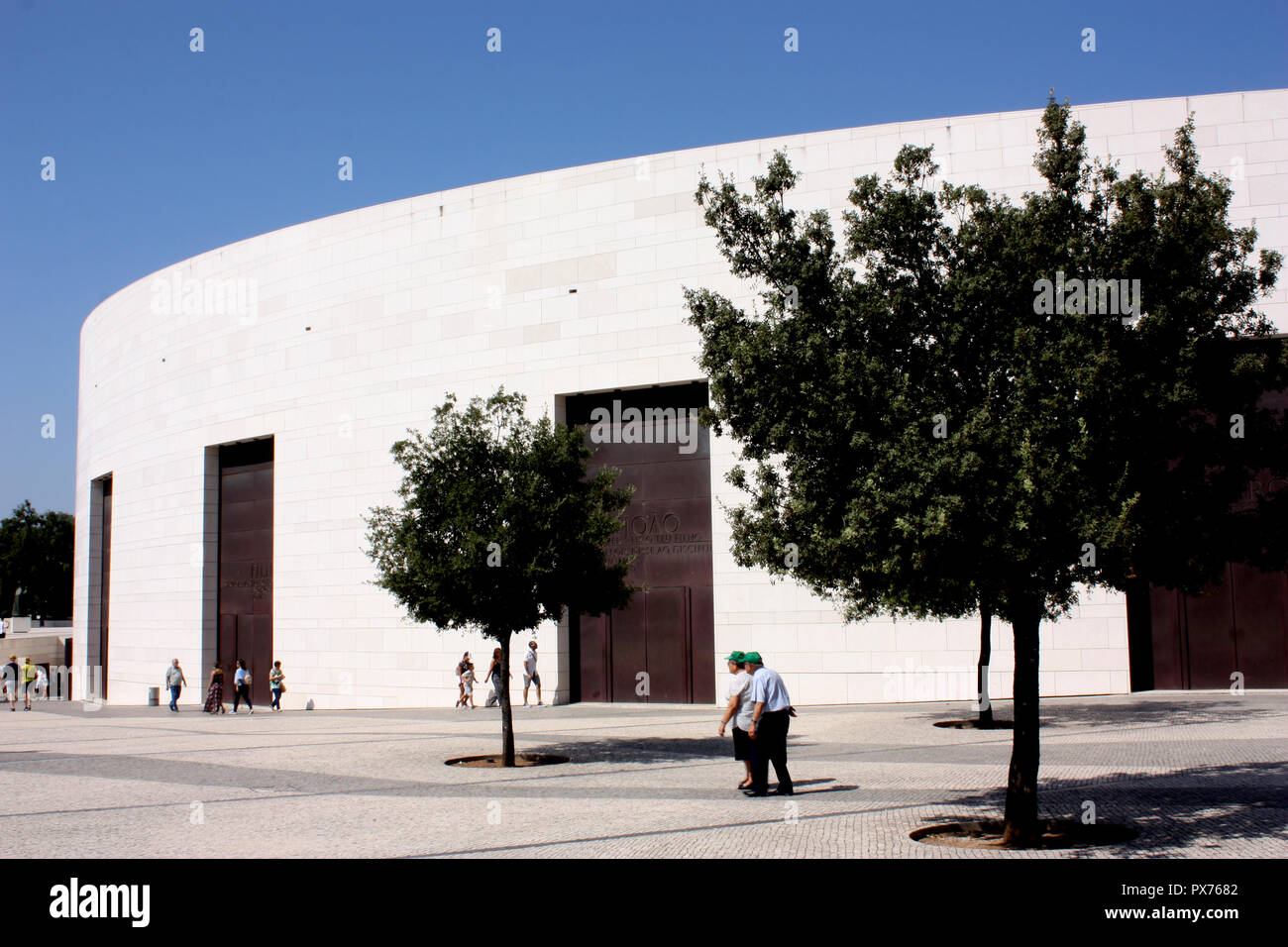 Fatima - La Basilica della Santissima Trinità è la quarta più grande chiesa cattolica nel mondo - foto scattata a mezzogiorno Foto Stock