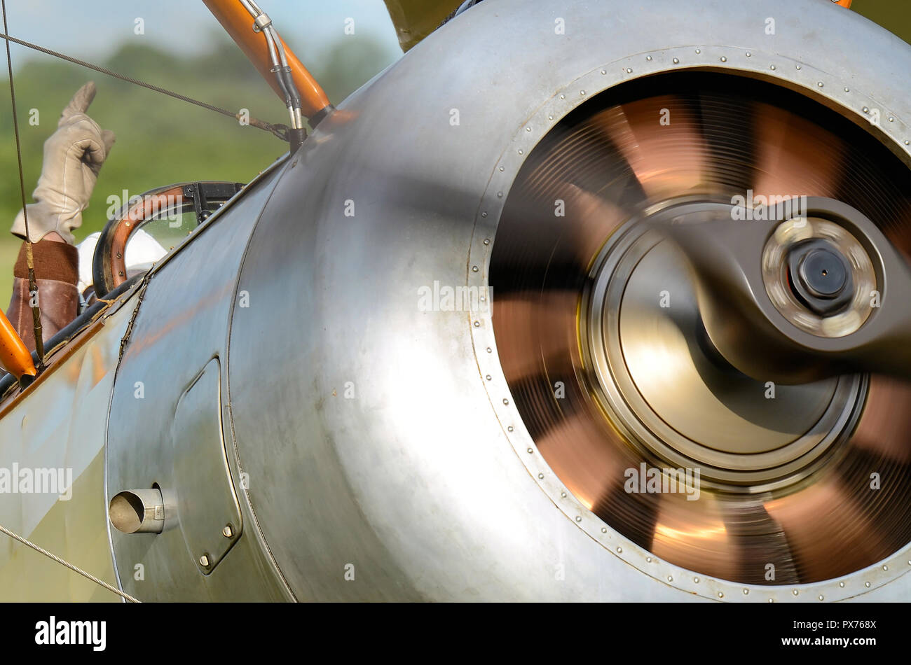 Avviamento motore Sopwith Pup con segnale manuale pilota. Spia pilota, segnalazione avviamento motore del motore rotativo. Rotazione dell'elica. Prima guerra mondiale Foto Stock