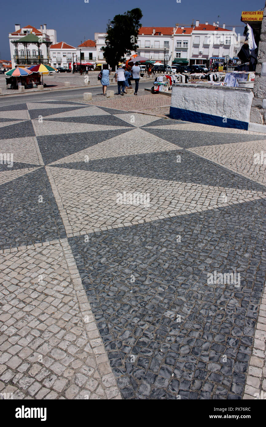 La piazza di fronte alla Igreja Nossa Senhora da Nazaré / Santuário de Nossa Senhora da Nazaré in Portogallo Foto Stock