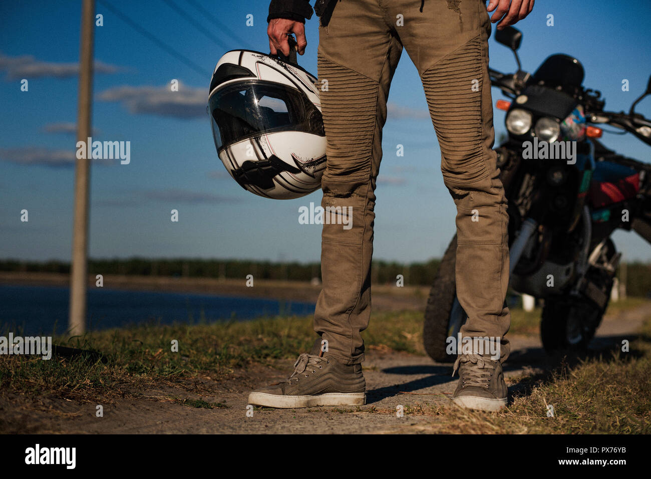 Chiudere la vista su biker per le gambe dalla parte anteriore Foto Stock