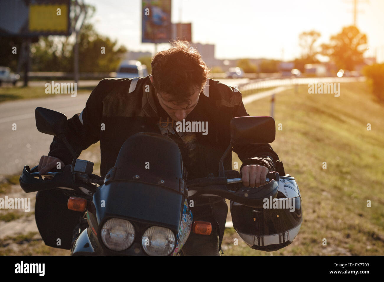 Concentrato biker inizia il suo veicolo Foto Stock