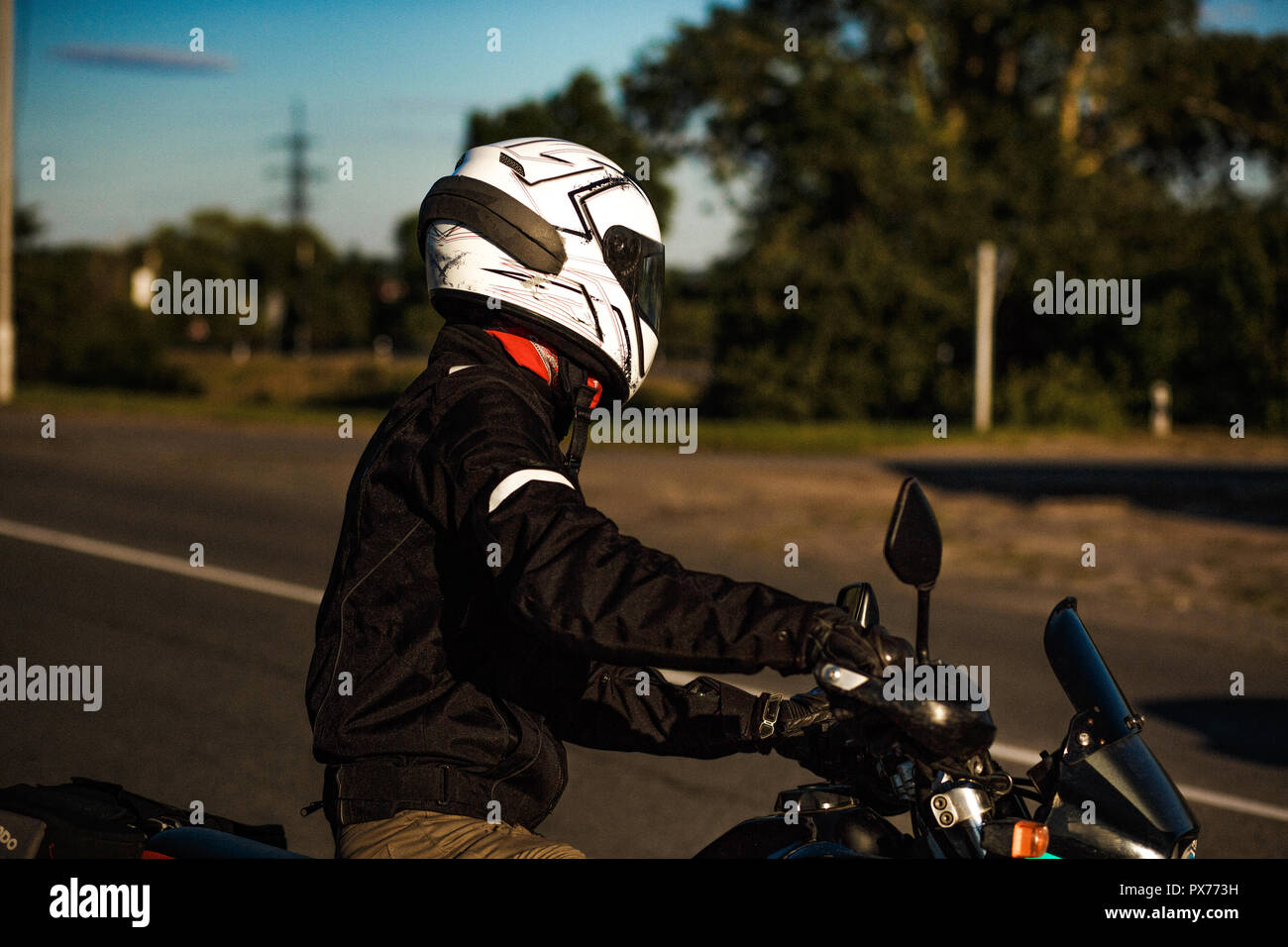 Chiudere colpo di motociclisti nel casco Foto Stock