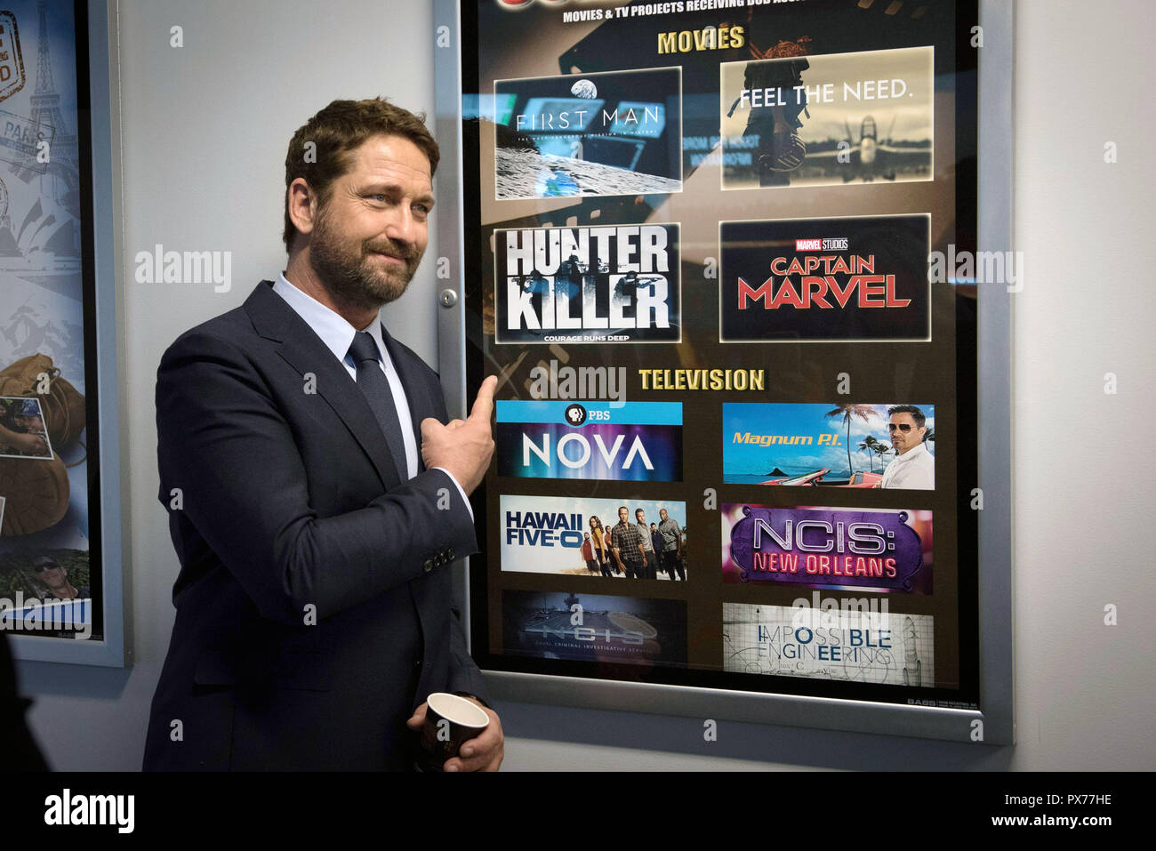 Attore scozzese Gerard Butler pone con manifesti di cinema da pellicole militare degli Stati Uniti la cooperazione fornita nel corso di una visita al Pentagono briefing room per discutere il suo ultimo film Hunter-Killer, un sottomarino movie Ottobre 15, 2018 in Arlington, Virginia. Foto Stock