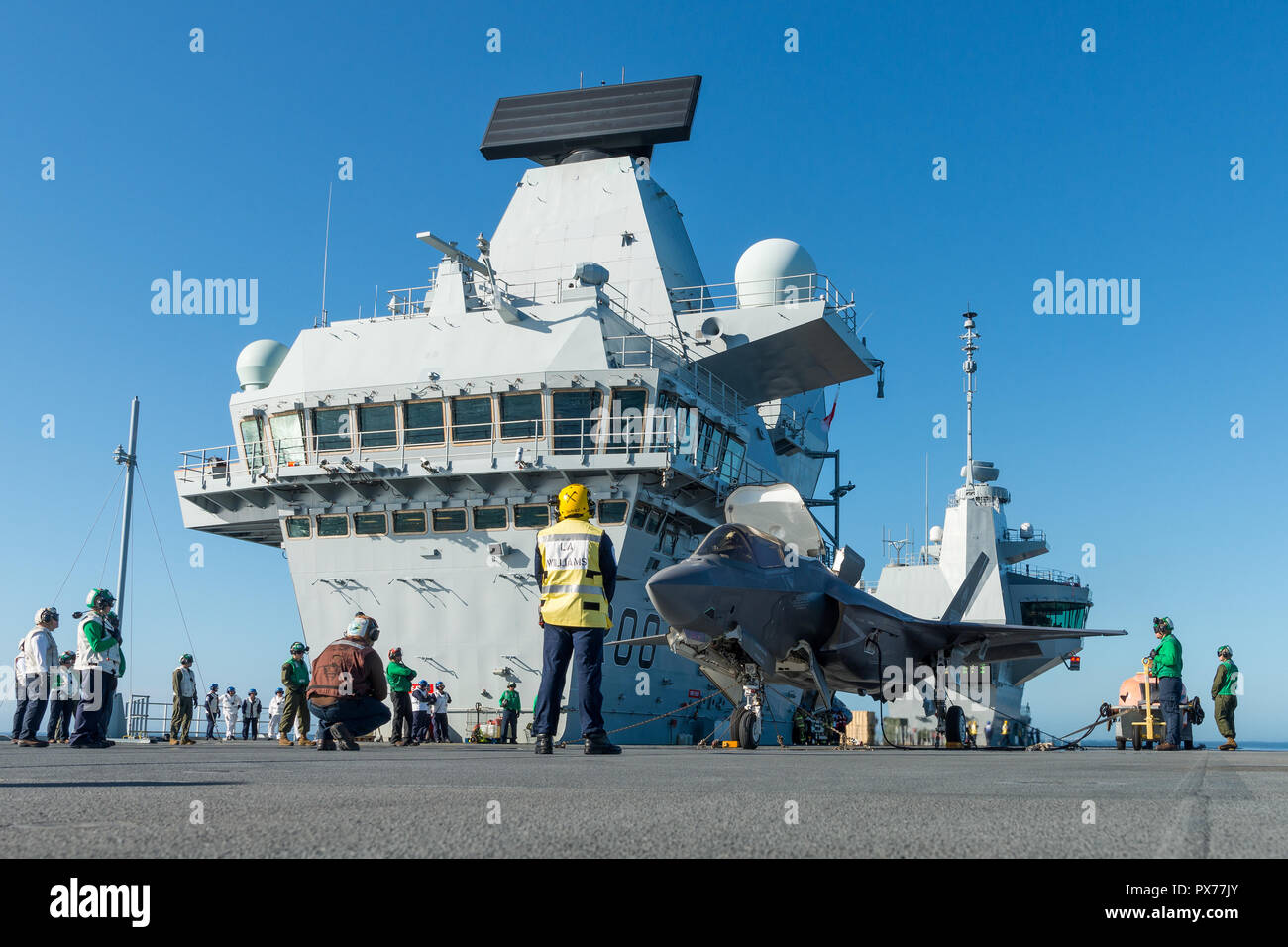F-35 Pax Fiume Integrated Test test di forza di piloti Peter Wilson e Royal Air Force Squadron Leader Andy Edgell, Primo di classe prove di volo (ala fissa) condurre il test pilota, continuare lo sviluppo dei voli di prova con BF-4 e BF-5, rispettivamente, a bordo della HMS Queen Elizabeth il 7 settembre 26, 2018. Foto Stock