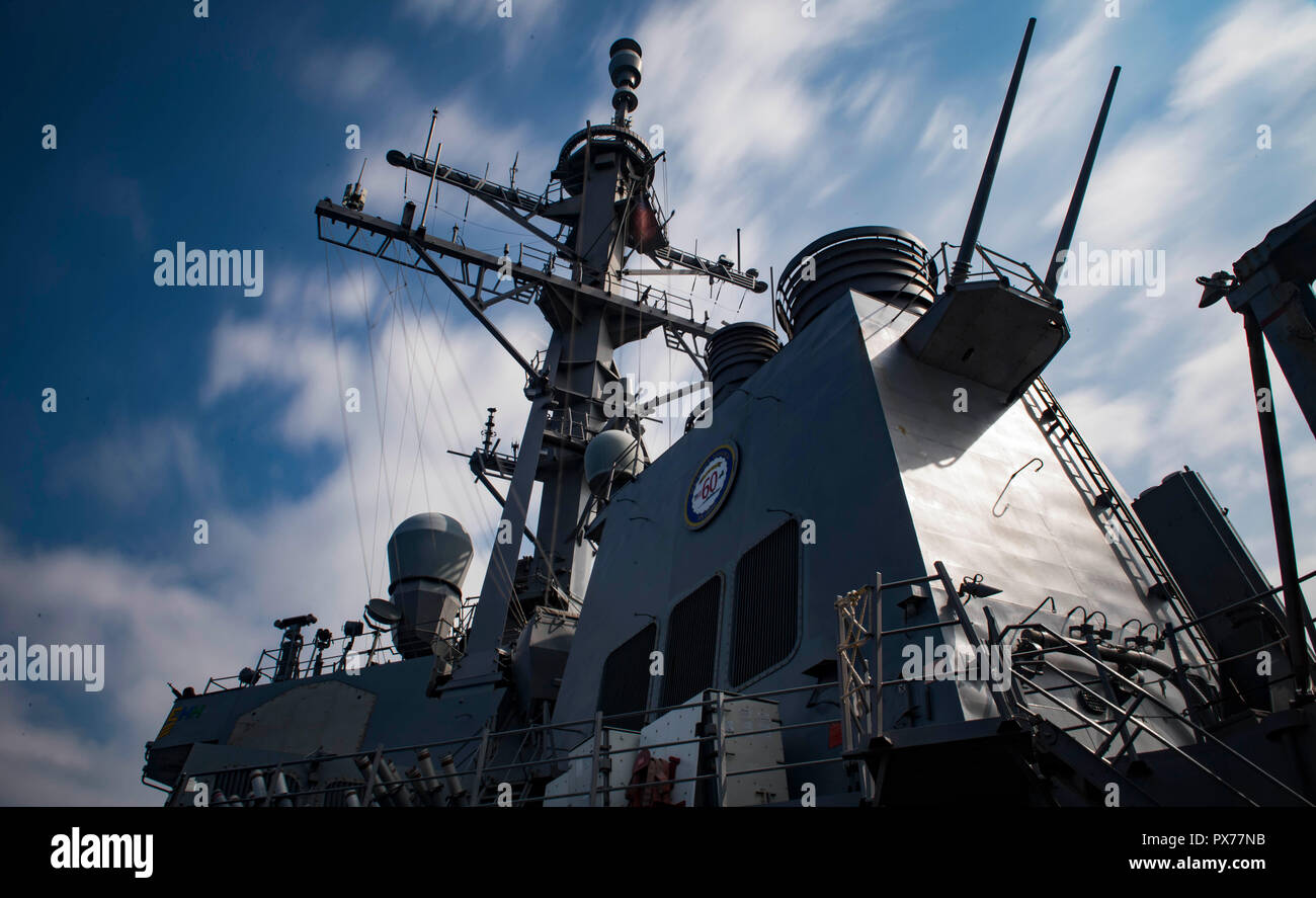 181018-N-UY653-085 mare mediterraneo (ott. 18, 2018) Il Arleigh Burke-class guidato-missile destroyer USS Carney (DDG 64) transita il Mar Mediterraneo dal 18 ottobre 2018. Carney, distribuita a Rota, Spagna, è il suo quinto patrol NEGLI STATI UNITI Sesta flotta area di operazioni a sostegno degli enti regionali alleati e partner come pure stati uniti gli interessi di sicurezza nazionali in Europa e in Africa. (U.S. Foto di Marina di Massa lo specialista di comunicazione 1a classe Ryan U. Kledzik/rilasciato) Foto Stock
