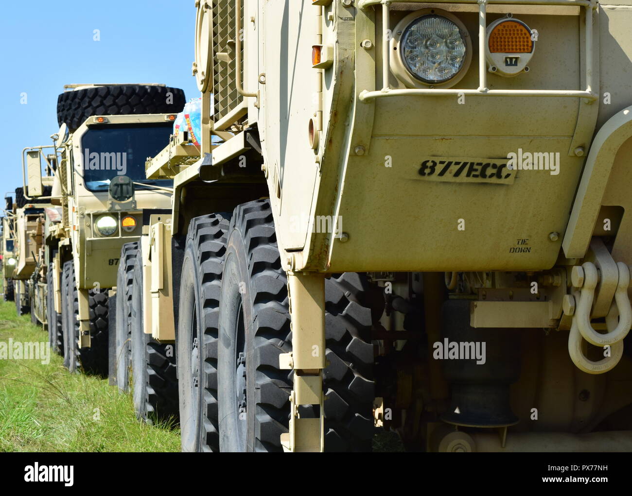 Una fila di veicoli dell'esercito della Georgia la Guardia Nazionale di Augusta a base di ingegnere 877th azienda sono andata in scena per la partenza dal 18 ottobre 2018 a seguito di una settimana di operazioni di recupero in Seminole County, Ga. Foto Stock